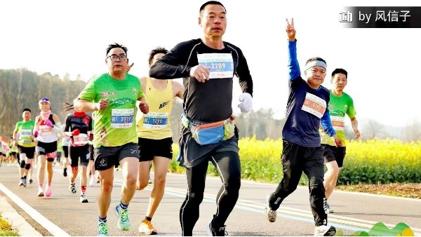 2025远安马拉松开跑，万人穿越花海感受春意，厂房设计一哥完成人生第四场全马。